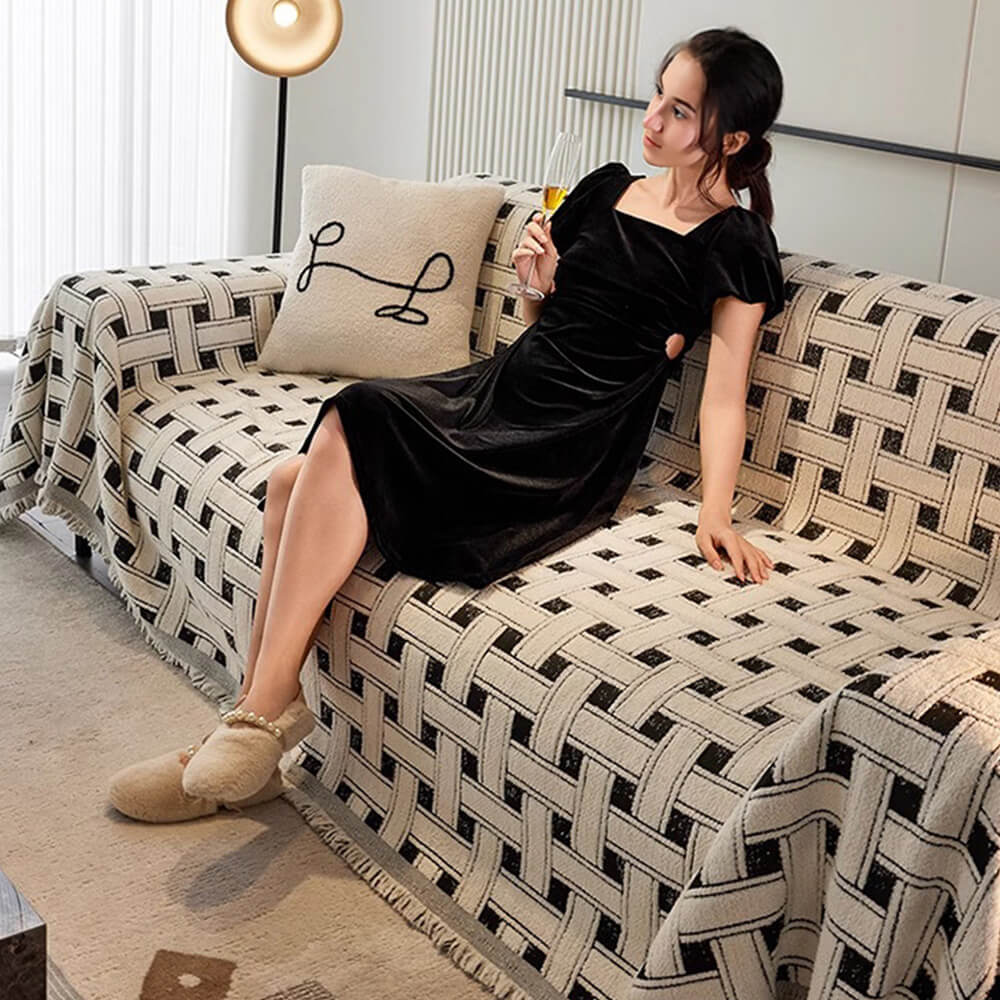 Elegante cubierta de sofá de tasas con borde con flecos a cuadros