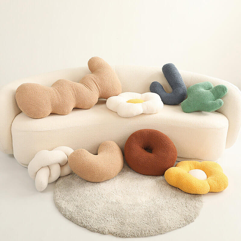 Almohadas de sofá torcidos de lindos de forma geométrica de forma geométrica