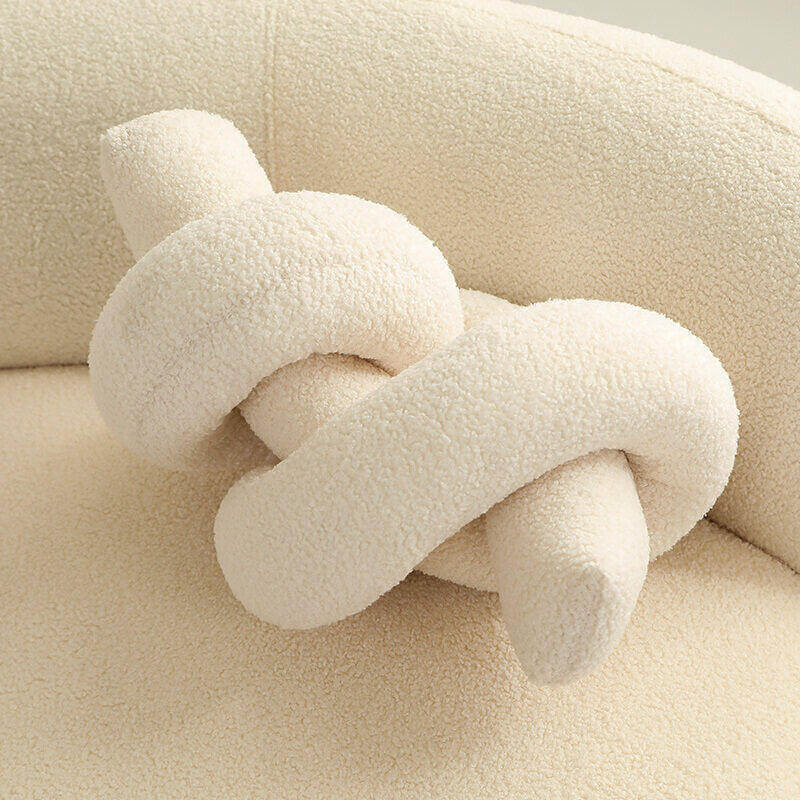 Almohadas de sofá torcidos de lindos de forma geométrica de forma geométrica