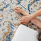 Alfombra vintage de área vintage de color azul y crema: elegancia atemporal para su hogar