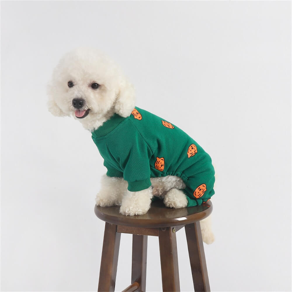 Pijama verde para perros con estampado de calabazas: ropa de dormir acogedora y festiva para perros