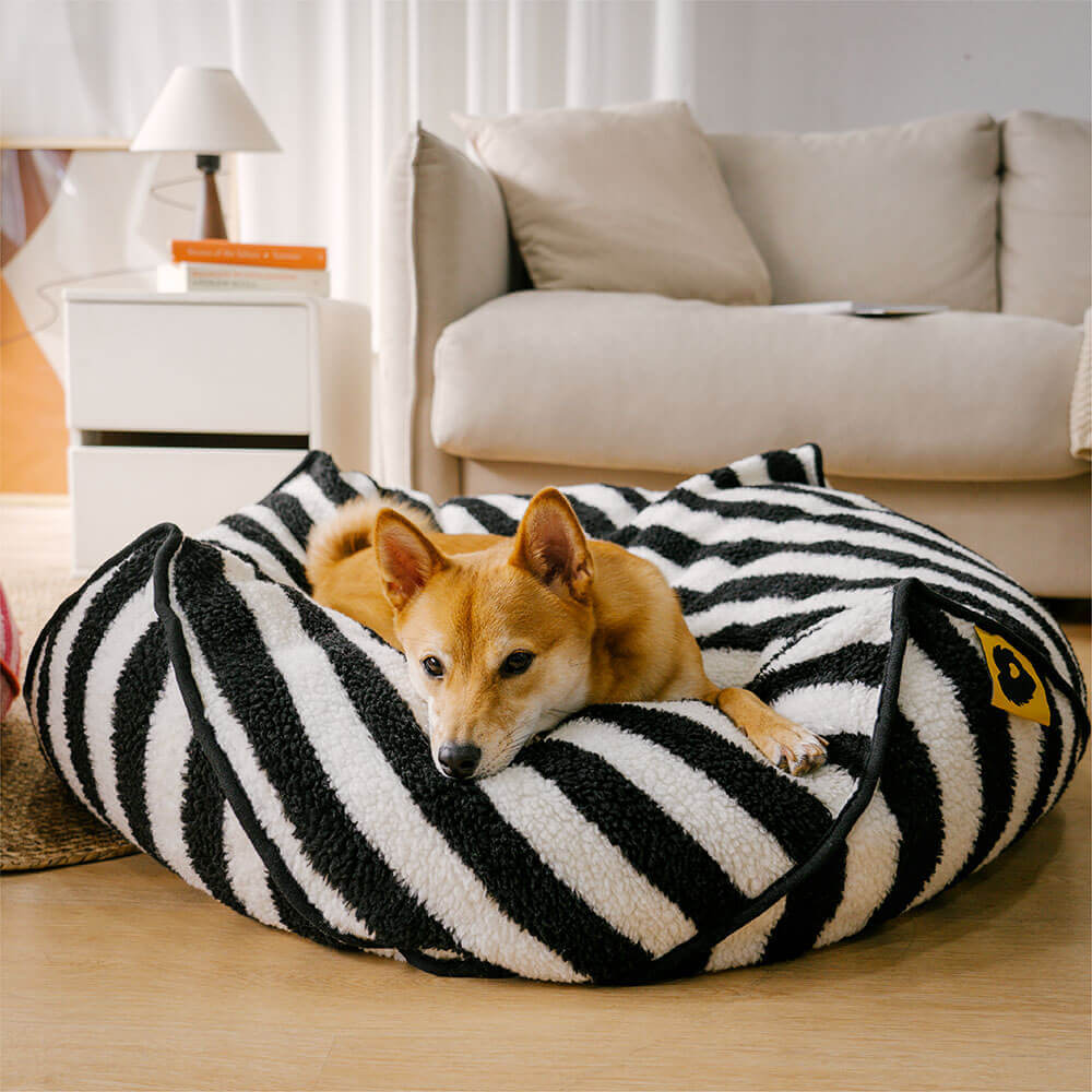 Cama para perros con puf calmante poligonal con estampado de rayas de moda