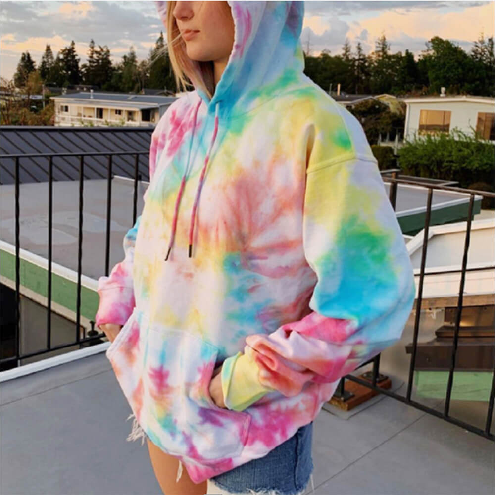 Sudadera con capucha y estilo tie-dye