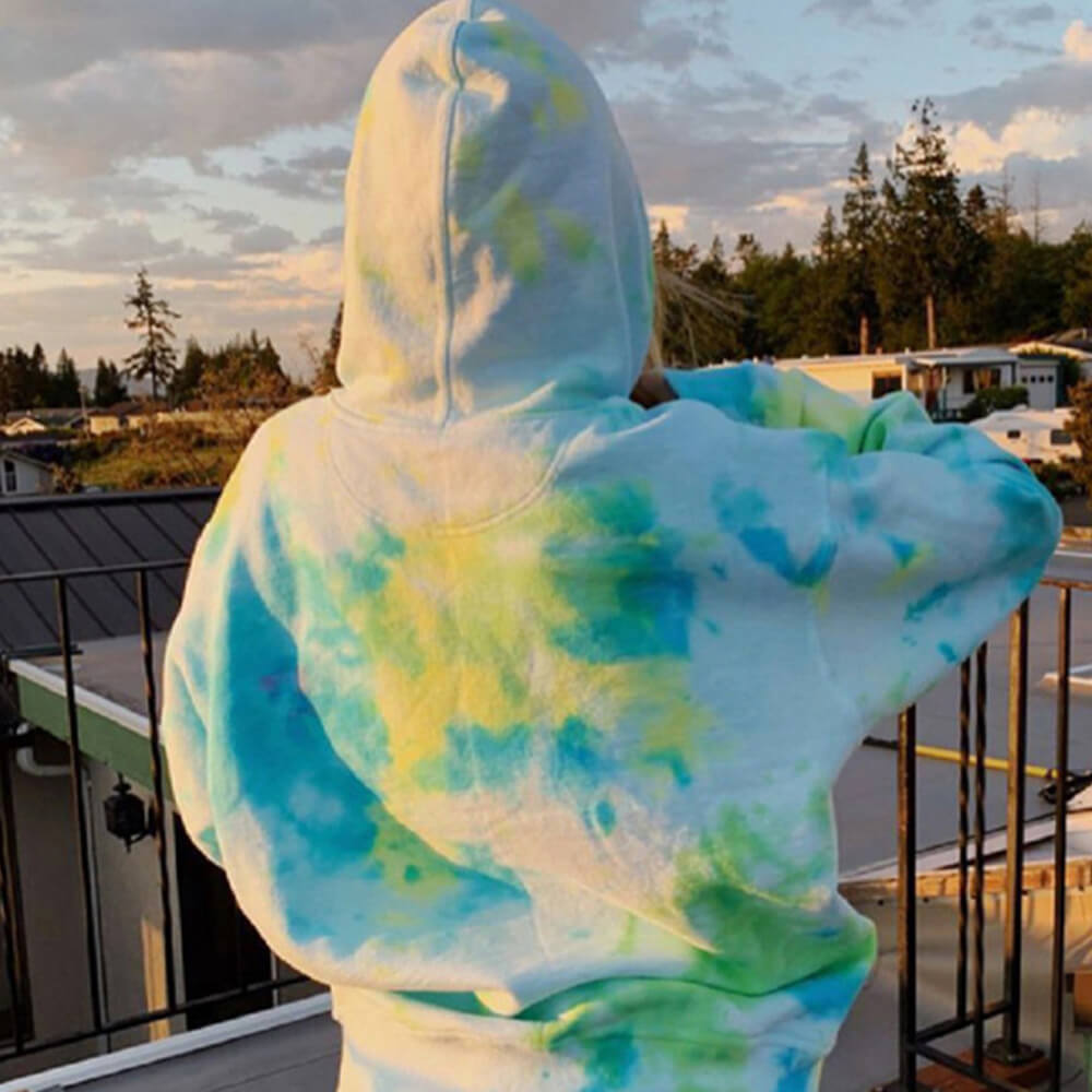 Sudadera con capucha y estilo tie-dye